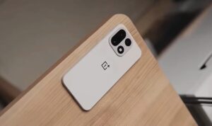 OnePlus 16 side design इस स्मार्टफ़ोन के डिज़ाइन—और इसके फ़ीचर्स—में 185Hz डिस्प्ले और एक पेरिस्कोप कैमरा शामिल हो सकता है।