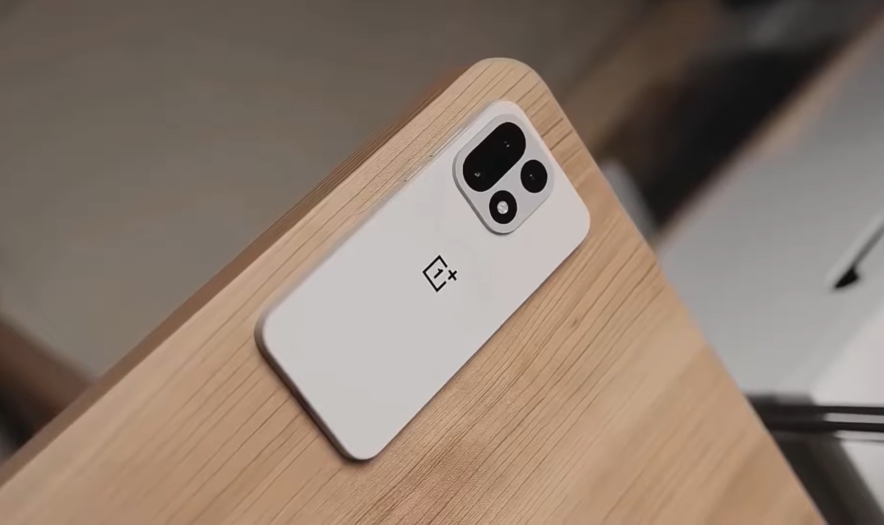 OnePlus 16 side design इस स्मार्टफ़ोन के डिज़ाइन—और इसके फ़ीचर्स—में 185Hz डिस्प्ले और एक पेरिस्कोप कैमरा शामिल हो सकता है।